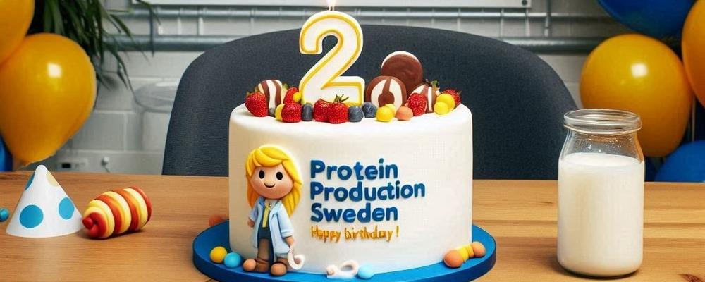 AI bild av tårta med en två på toppen och texten Protein Production Sweden på sidan.